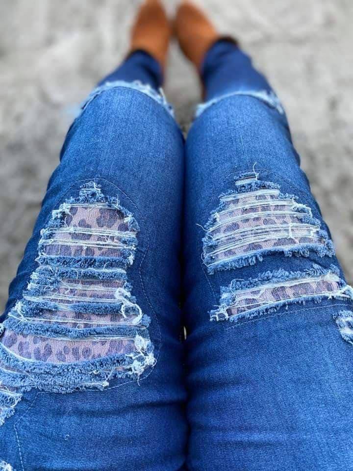 Distressed Stretchy Jeans with Leopard Print