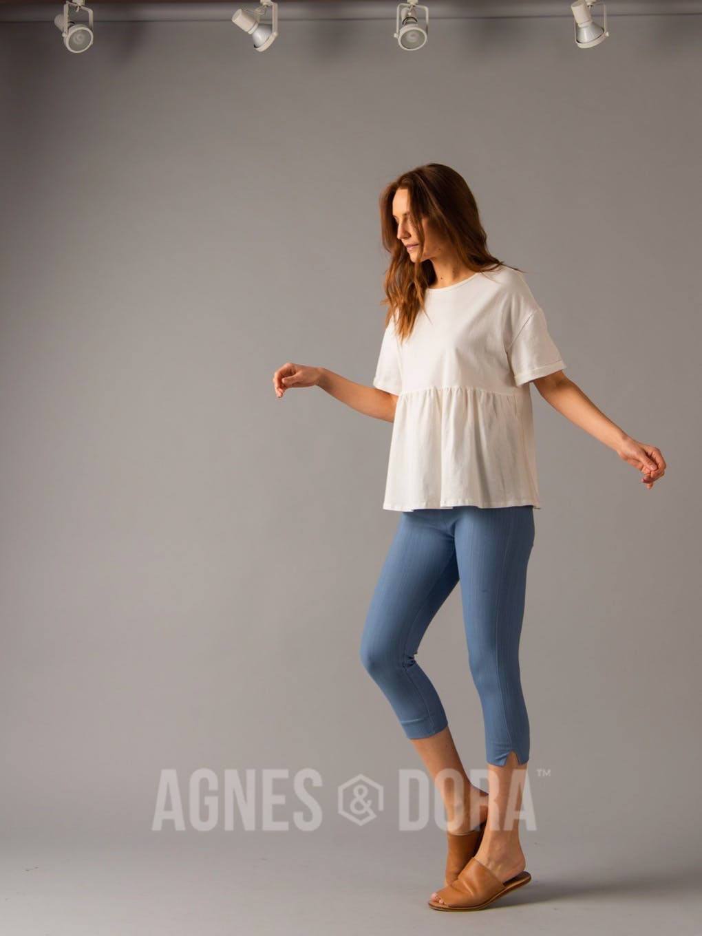 Pixie Crop Capri Jeggings in Light Denim